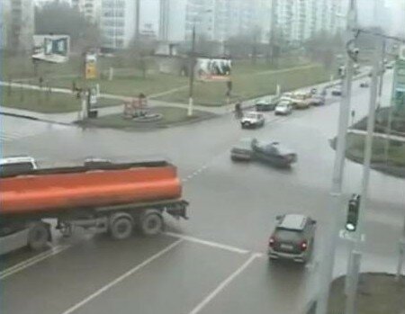Подборка московских аварий снятая камерой наблюдения.